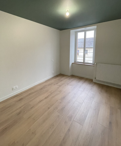 Pose du parquet et des plinthes à BRETEIL